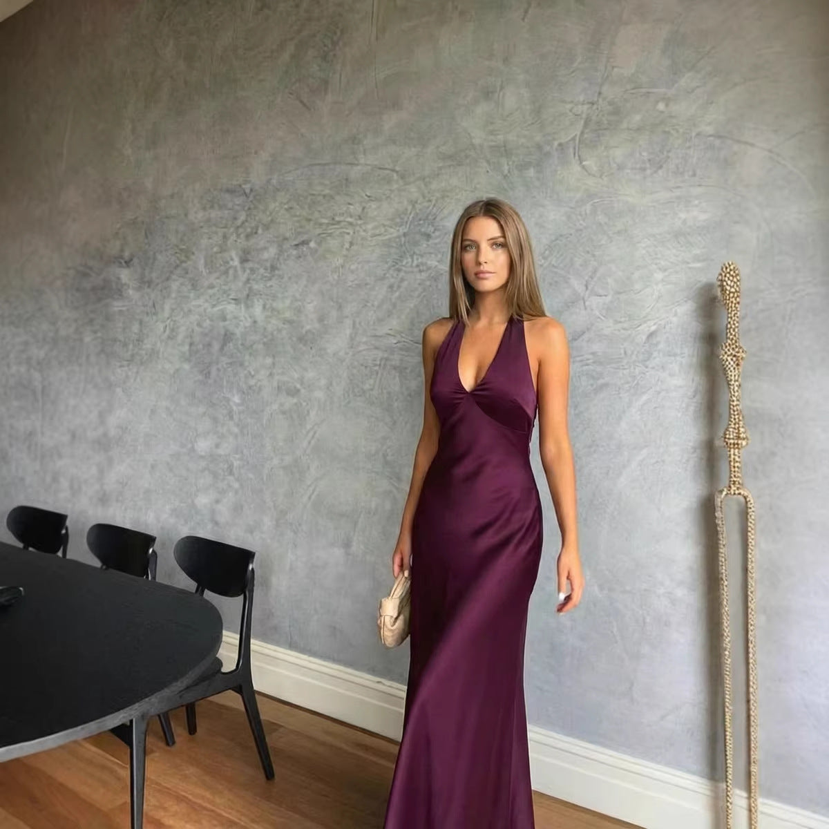 Elegant satinklänning med öppen rygg
